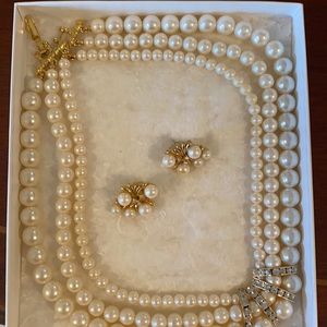 Pearl 3 layered with earring set.